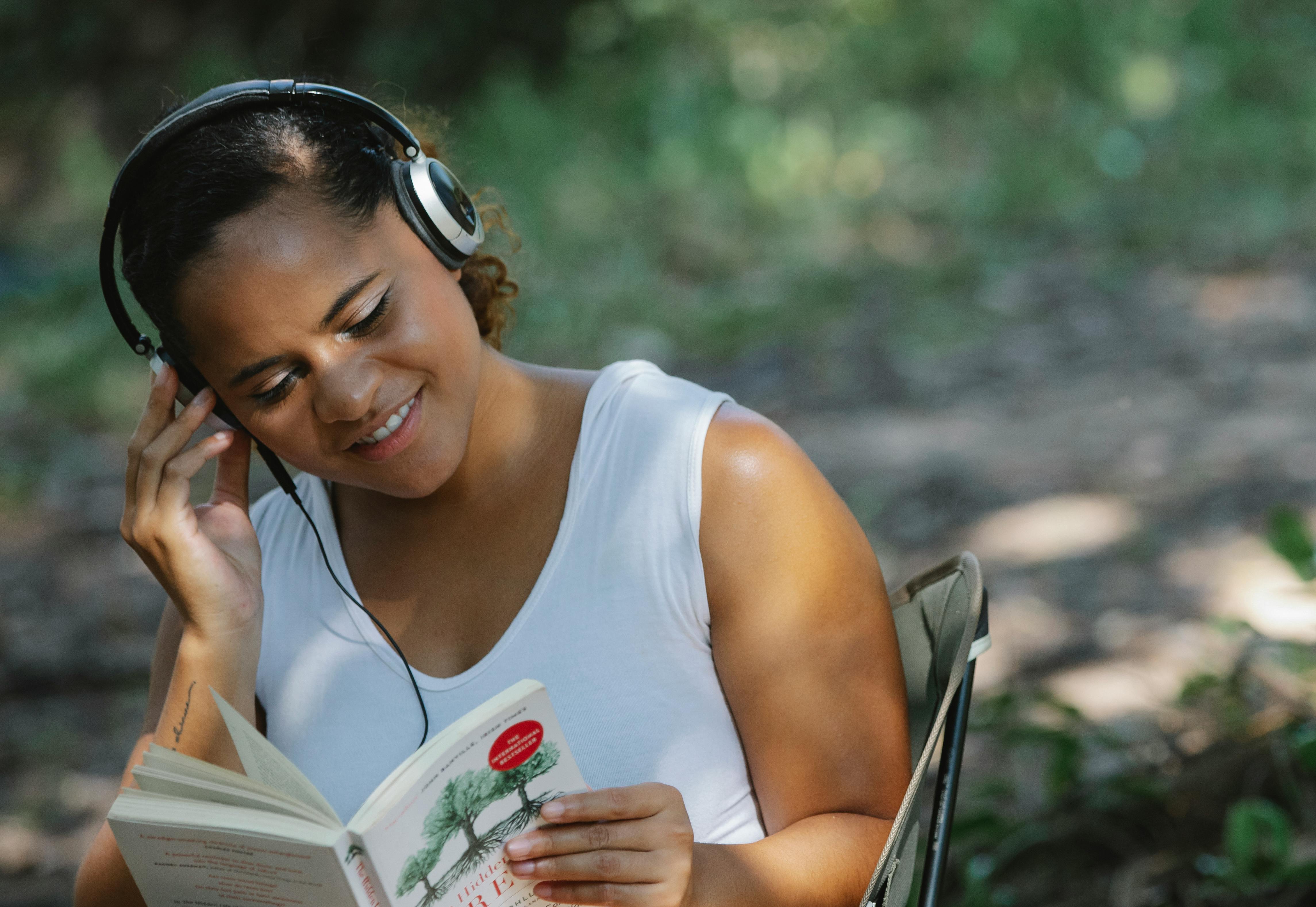 Escuchar podcast estimula tu aprendizaje al entablar conversaciones aprendiendo inglés.
