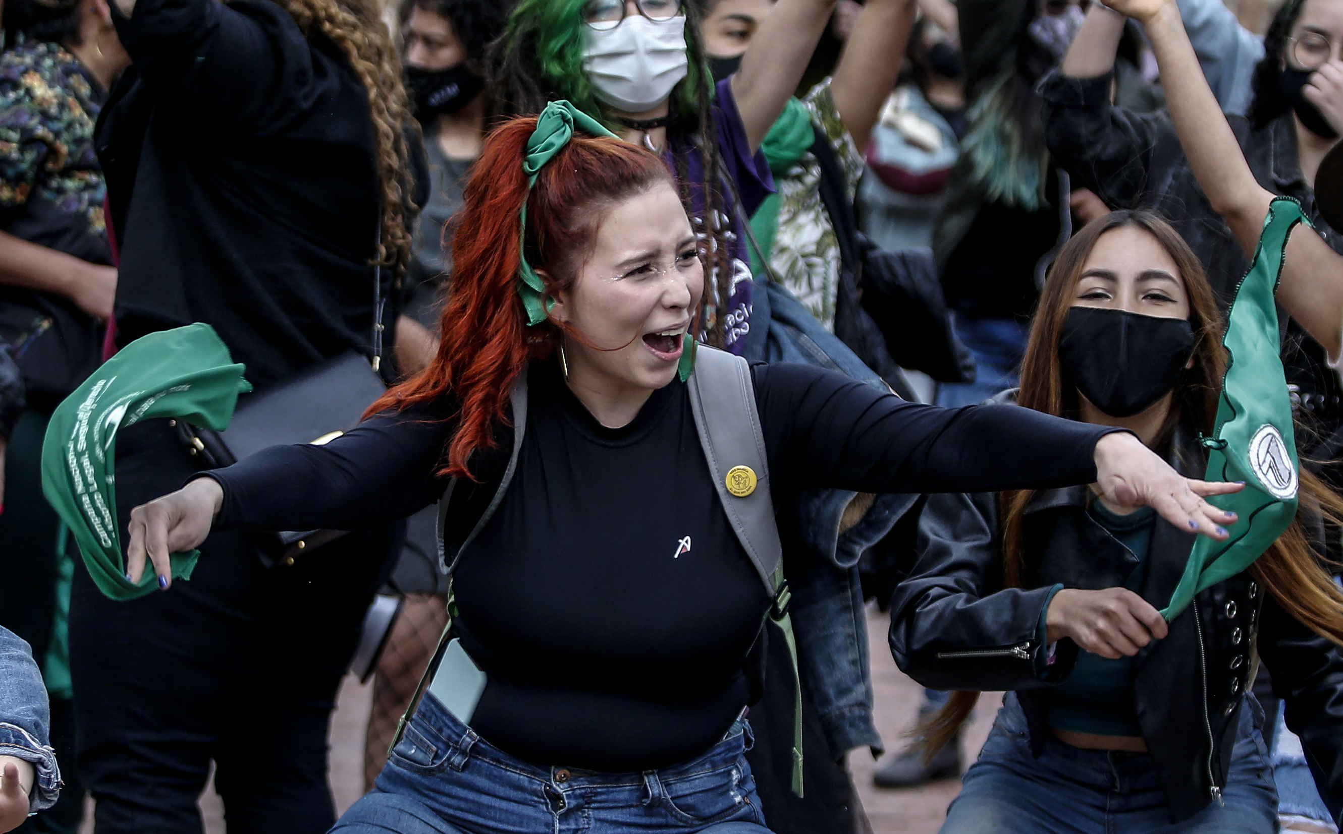 Manifestante gritaron consignas en favor del aborto durante una movilización en el marco del Día de Acción Global por el acceso al Aborto Legal y Seguro hoy, en Bogotá (Colombia). Colectivos feministas hicieron un recorrido por la capital colombiana para pedir que el aborto sea despenalizado en el país.