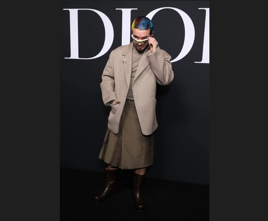 J Balvin impactó al desfilar en falda en la Semana de la Alta Costura de París