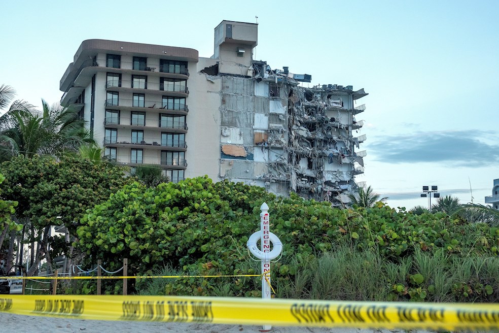 Al menos un muerto en edificio parcialmente derrumbado en Miami Beach
