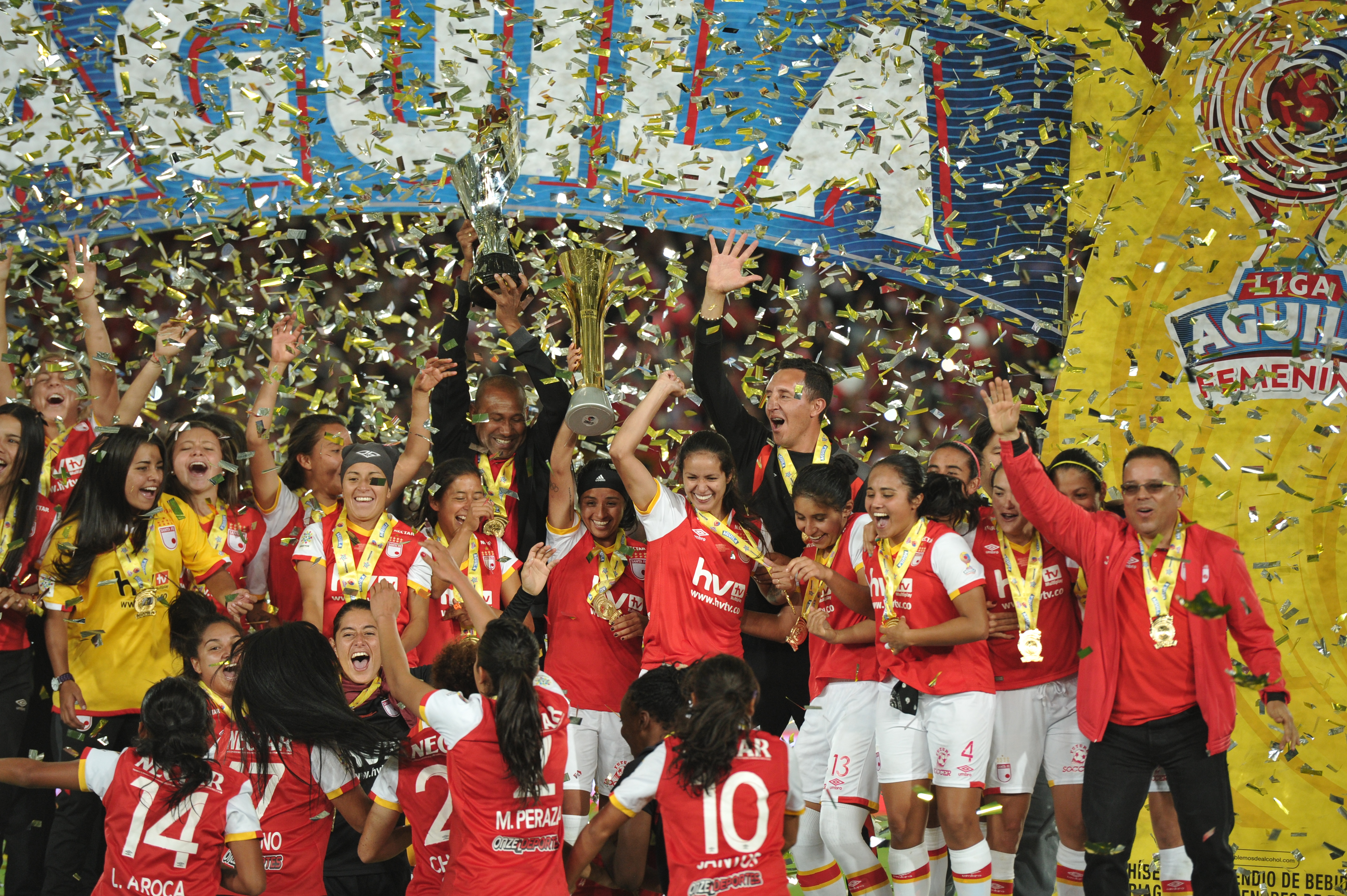 Formación y celebración de las jugadoras de Santa Fe al quedar campeonas de la Liga Águila Femenina I 2017 ante Huila.