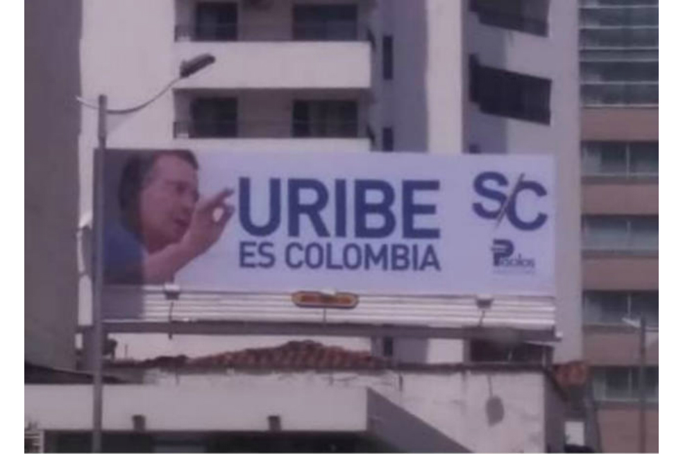 Vallas de respaldo al expresidente Uribe aparecen ahora en Cali