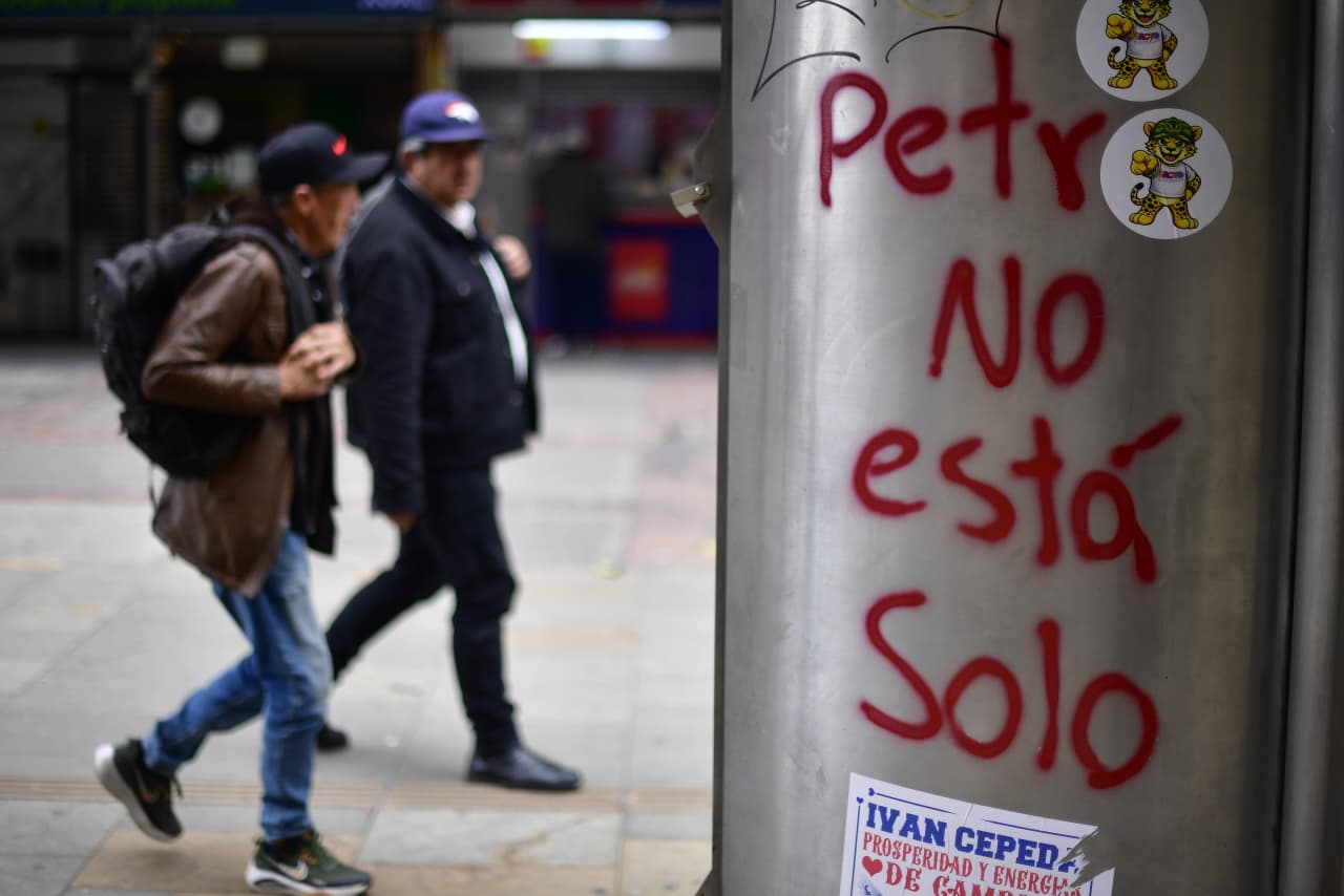 En contraste, para el Consejo de Estado, el nuevo cálculo del salario mínimo debe incluir variables como la meta de inflación fijada por la Junta Directiva del Banco de la República, la productividad certificada oficialmente, la inflación real del año anterior, el crecimiento del PIB, la contribución de los salarios al ingreso nacional y la especial protección del trabajo.