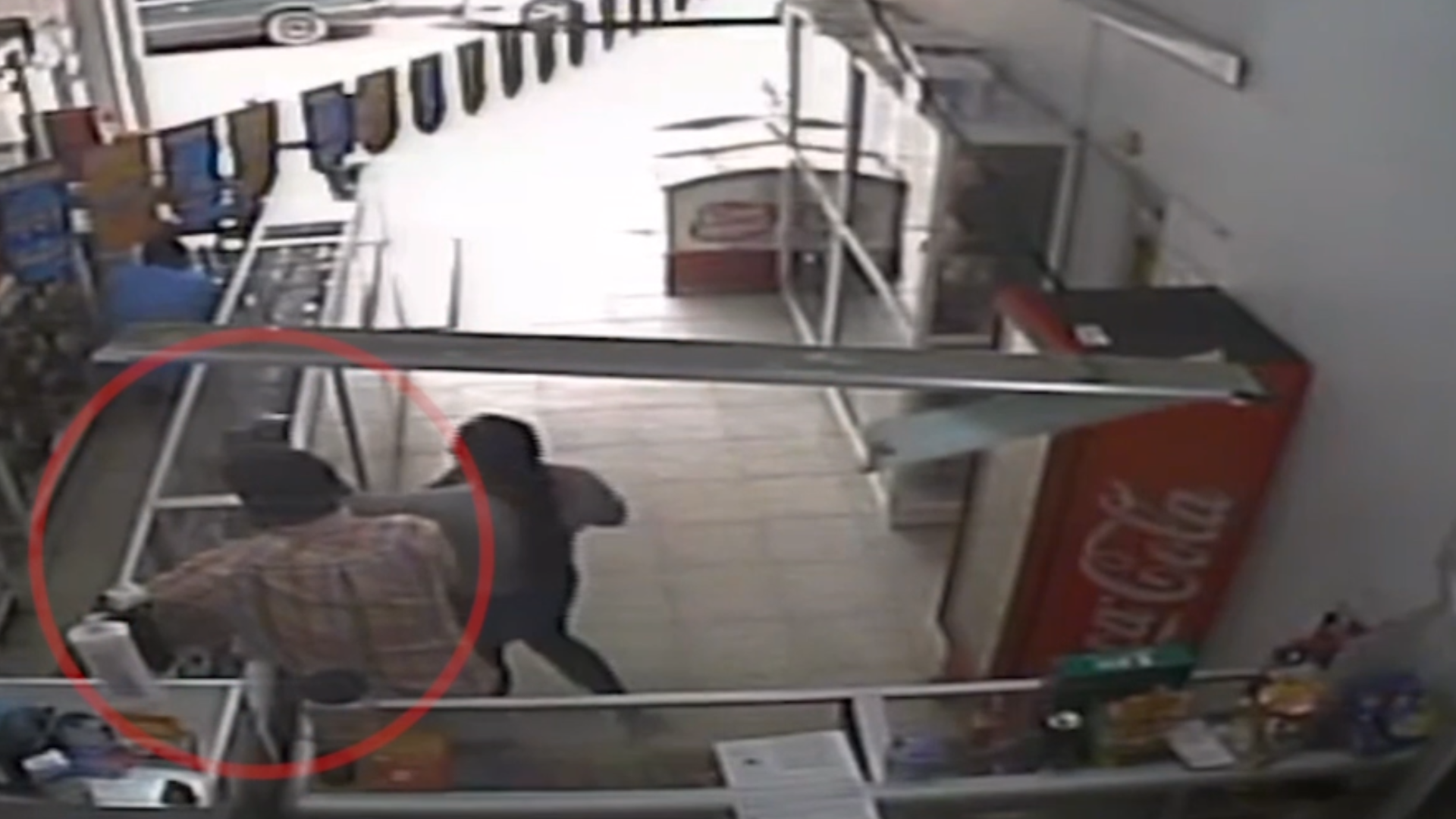 Cayó alias ‘El Abuelo’: fue grabado robando dinero en una droguería de Kennedy