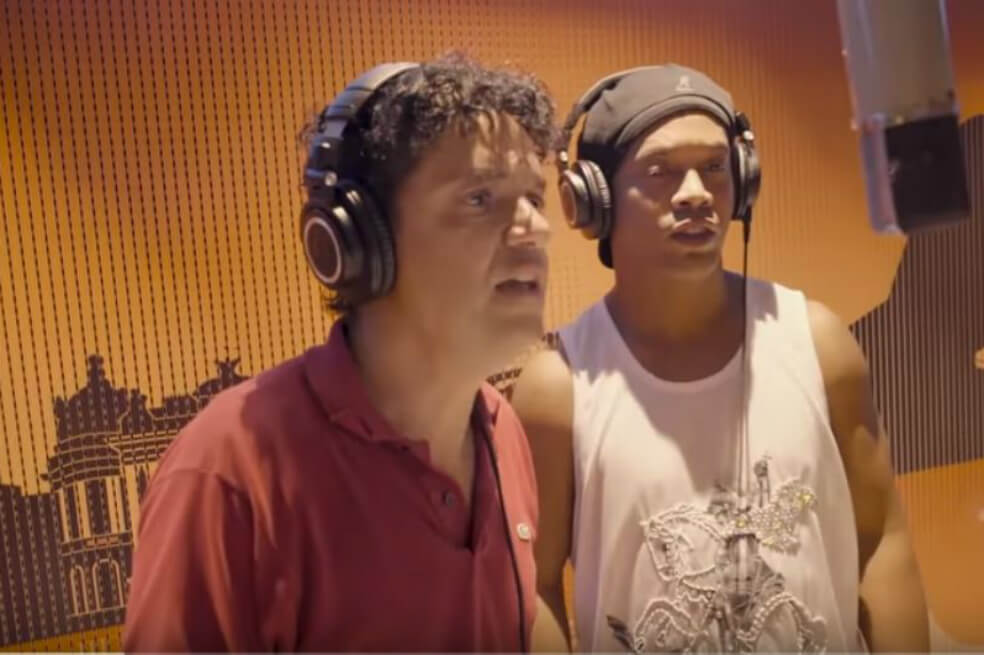 Ronaldinho se la juega como rapero en una canción contra la corrupción