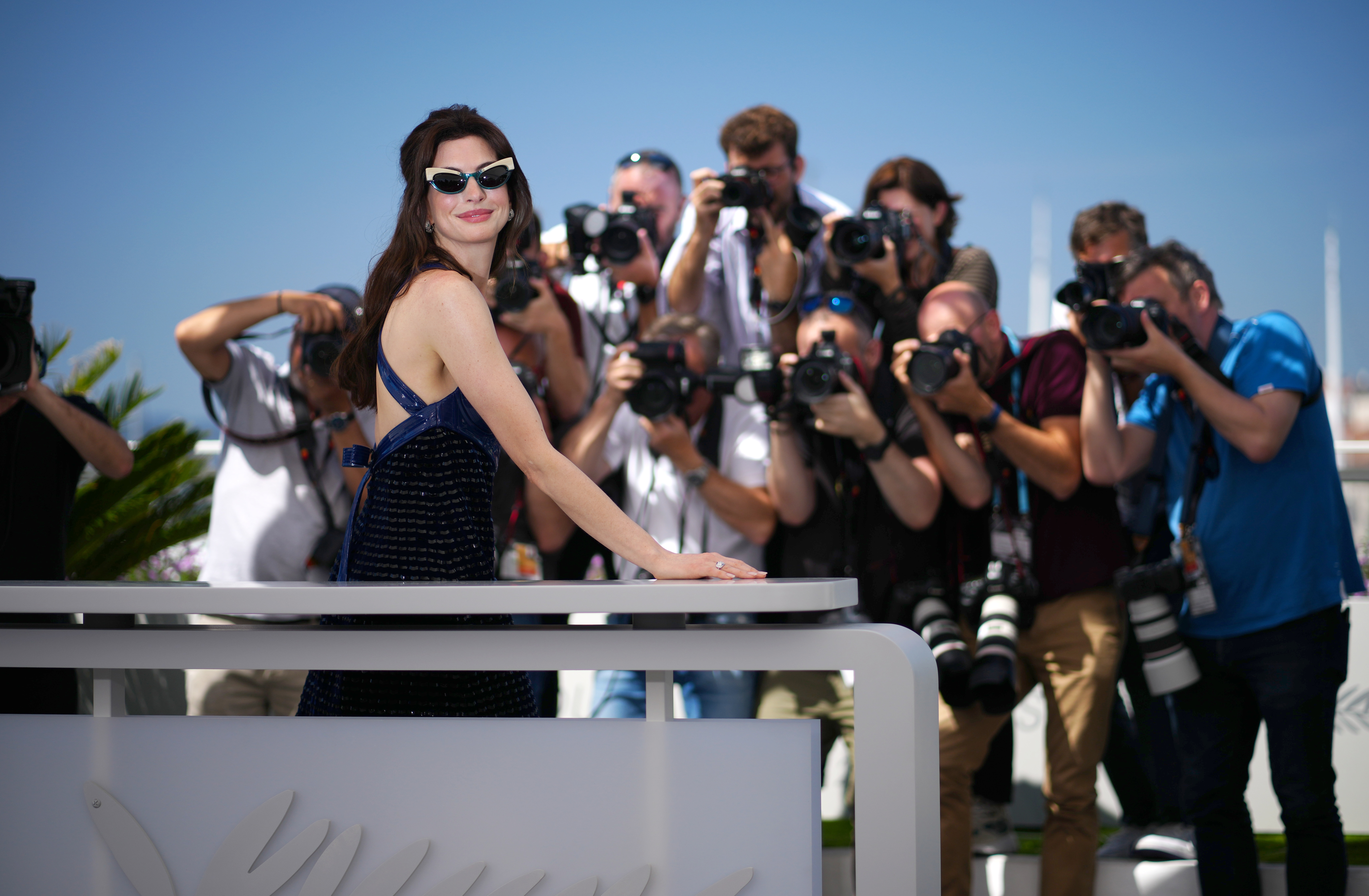 Cannes (France), 20/05/2022.- US actor Anne Hathaway attends the photocall of 'Armageddon Time' during the 75th annual Cannes Film Festival, in Cannes, France, 20 May 2022. (Cine, Francia) EFE/EPA/CLEMENS BILAN
