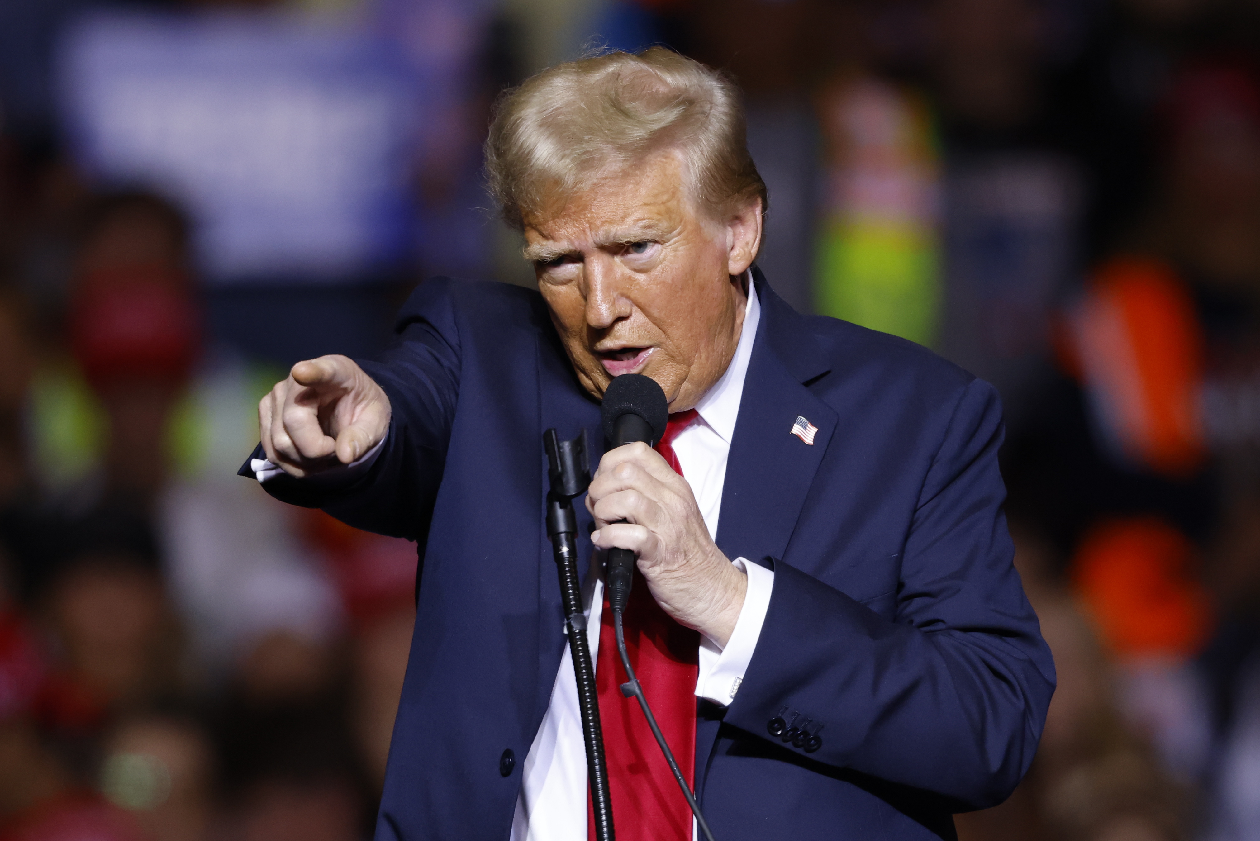 Milwaukee (United States), 01/11/2024.- Republican presidential candidate Donald J. Trump speaks during a campaign event at Fiserv forum in Milwaukee, Wisconsin, USA, 01 November 2024. Trump is running against Democratic presidential candidate US Vice President Kamala Harris and the United States will hold its election on 05 November 2024. (Estados Unidos) EFE/EPA/JEFFREY PHELPS