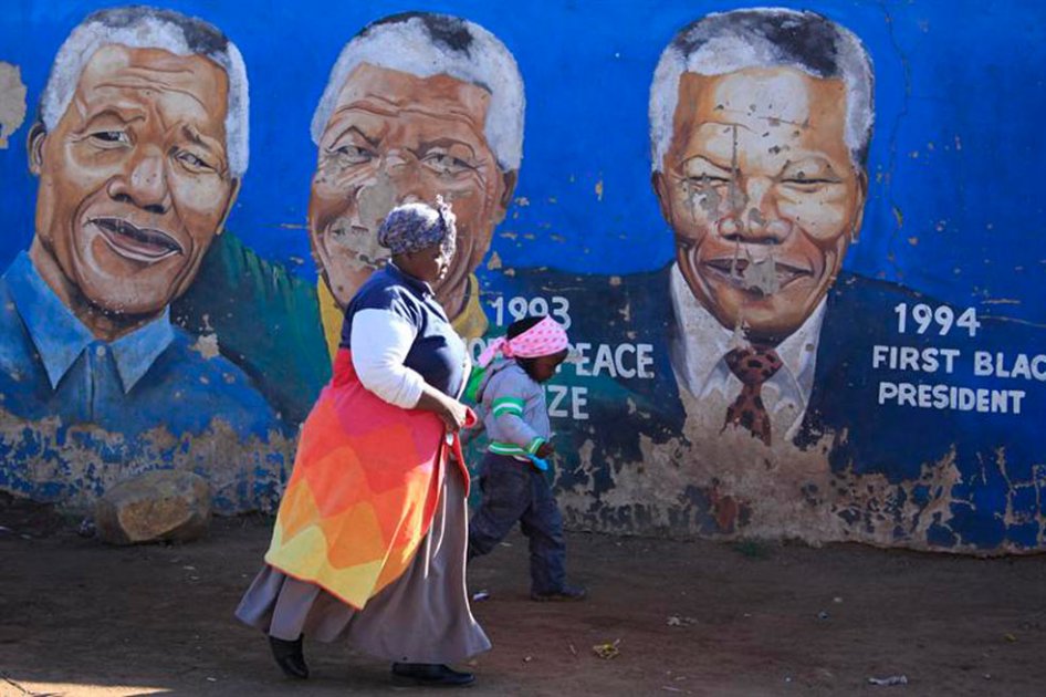 Mandela se recupera «muy bien», según una de sus hijas