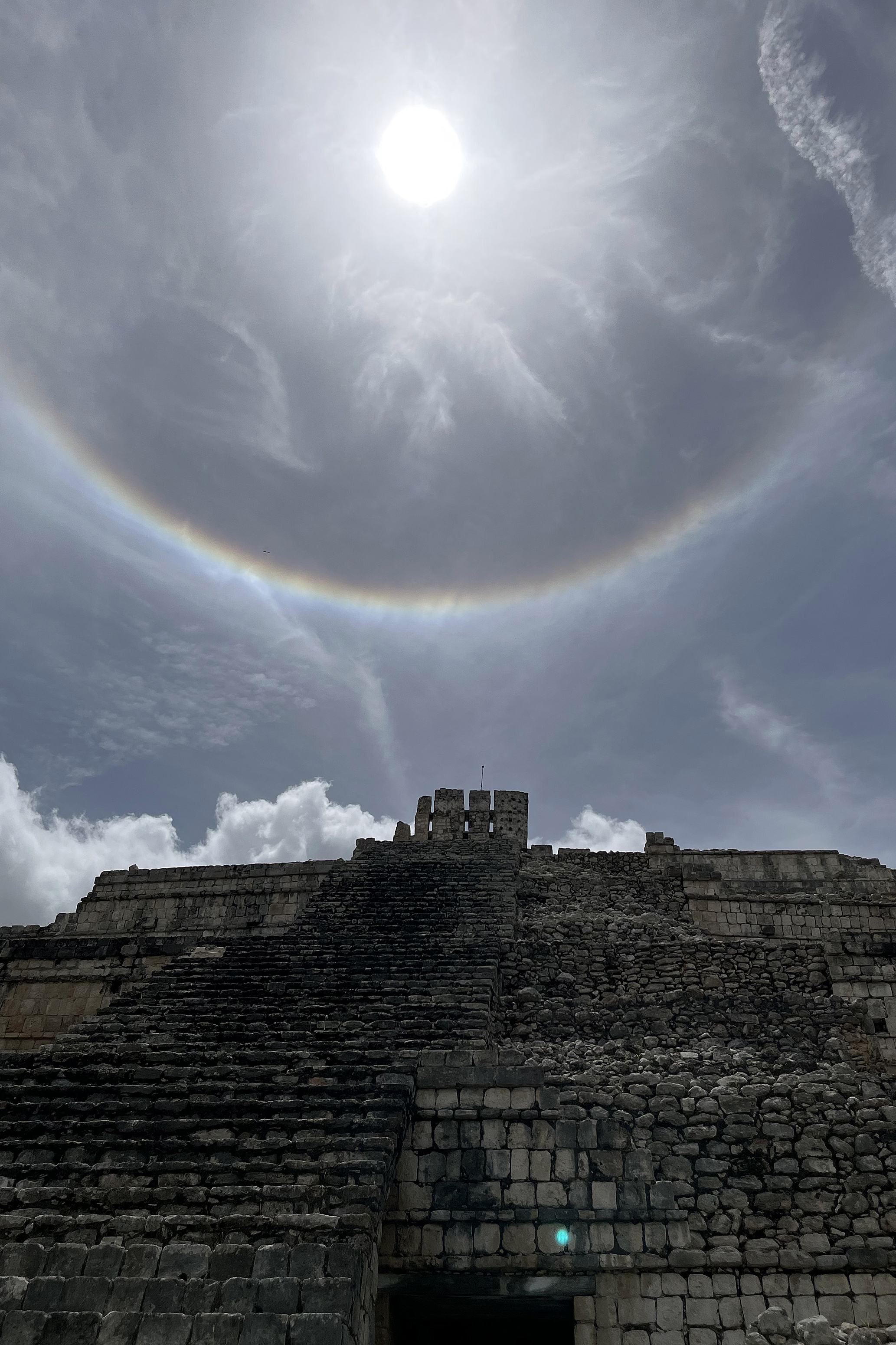 MEX4540. CALAKMUL (MÉXICO), 27/07/2024.- Fotografía de un halo solar, este sábado, en la zona arqueológica de Calakmul (México). El sitio arqueológico de Calakmul, ubicado en Campeche, en el sureste de México, registra un incremento de turistas que llegan por el Tren Maya para conocer los secretos del ‘Reino de la serpiente’ y otros hallazgos de la cultura maya que se exhiben en el Museo de Sitio Edzná. EFE/ Martha López