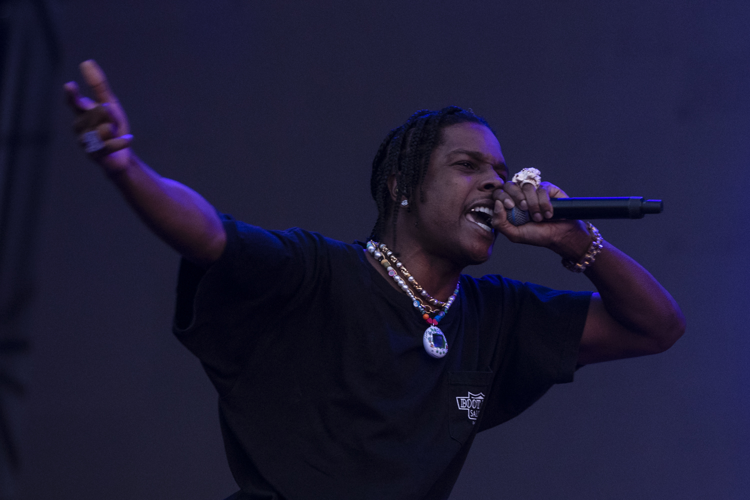 AME4474. SANTIAGO (CHILE), 19/03/2022.- El rapero ASAP Rocky actúa hoy, durante el Festival Lollapalooza 2022, en el Parque Bicentenario de Cerrillos, en Santiago (Chile). Miles de jóvenes, fanáticos de la música y del ambiente festivalero, se congregaron hoy el Parque Bicentenario de Cerrillos, en Santiago de Chile, para disfrutar del Lollapalooza 2022, uno de los festivales más importantes de Sudamérica, que reabre sus puertas tras dos años cerradas por la Covid-19 como esperanza para uno de los sectores más golpeados por la pandemia. EFE/ Alberto Valdés