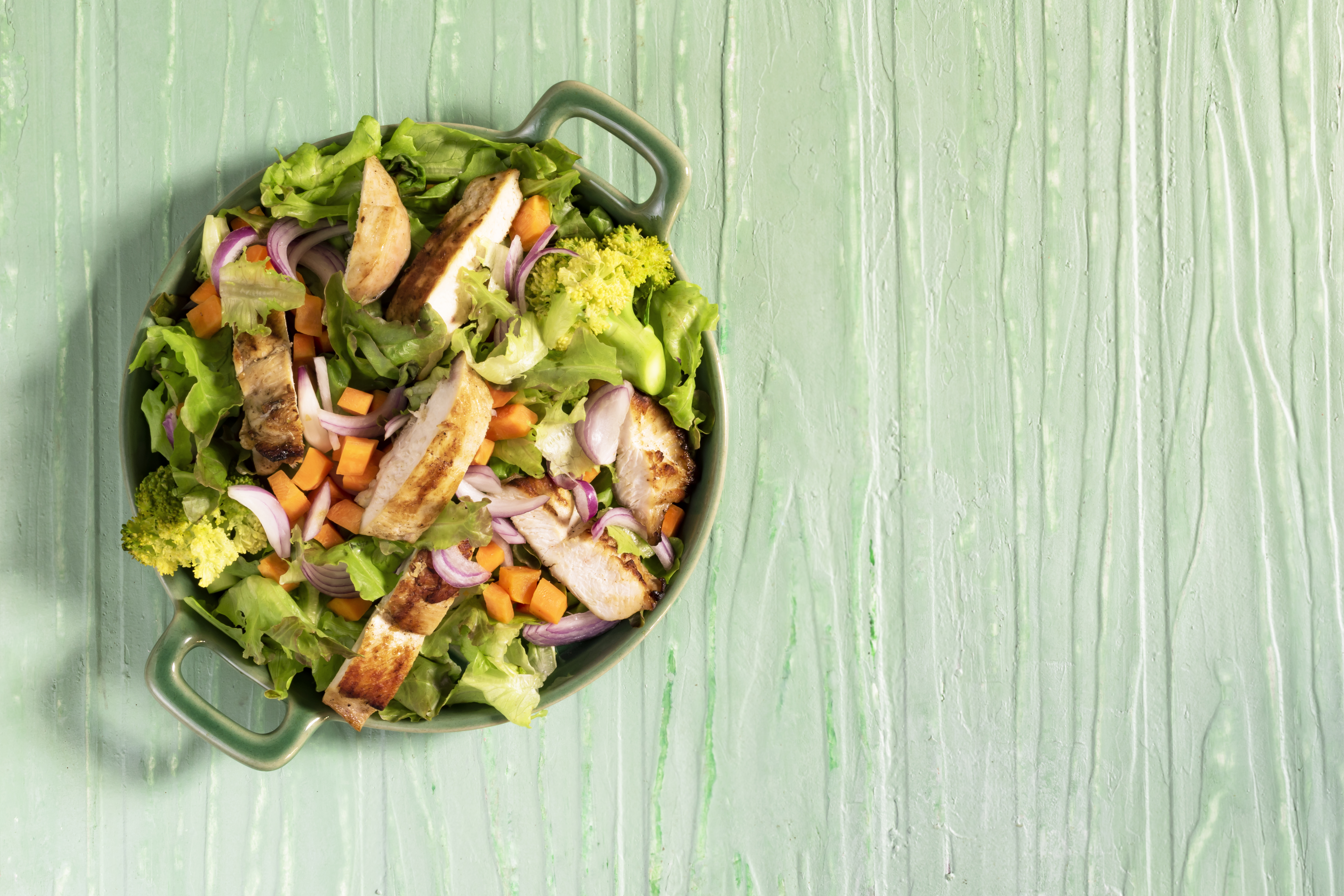 Pollo jugoso al estragón con brócoli en salsa agridulce