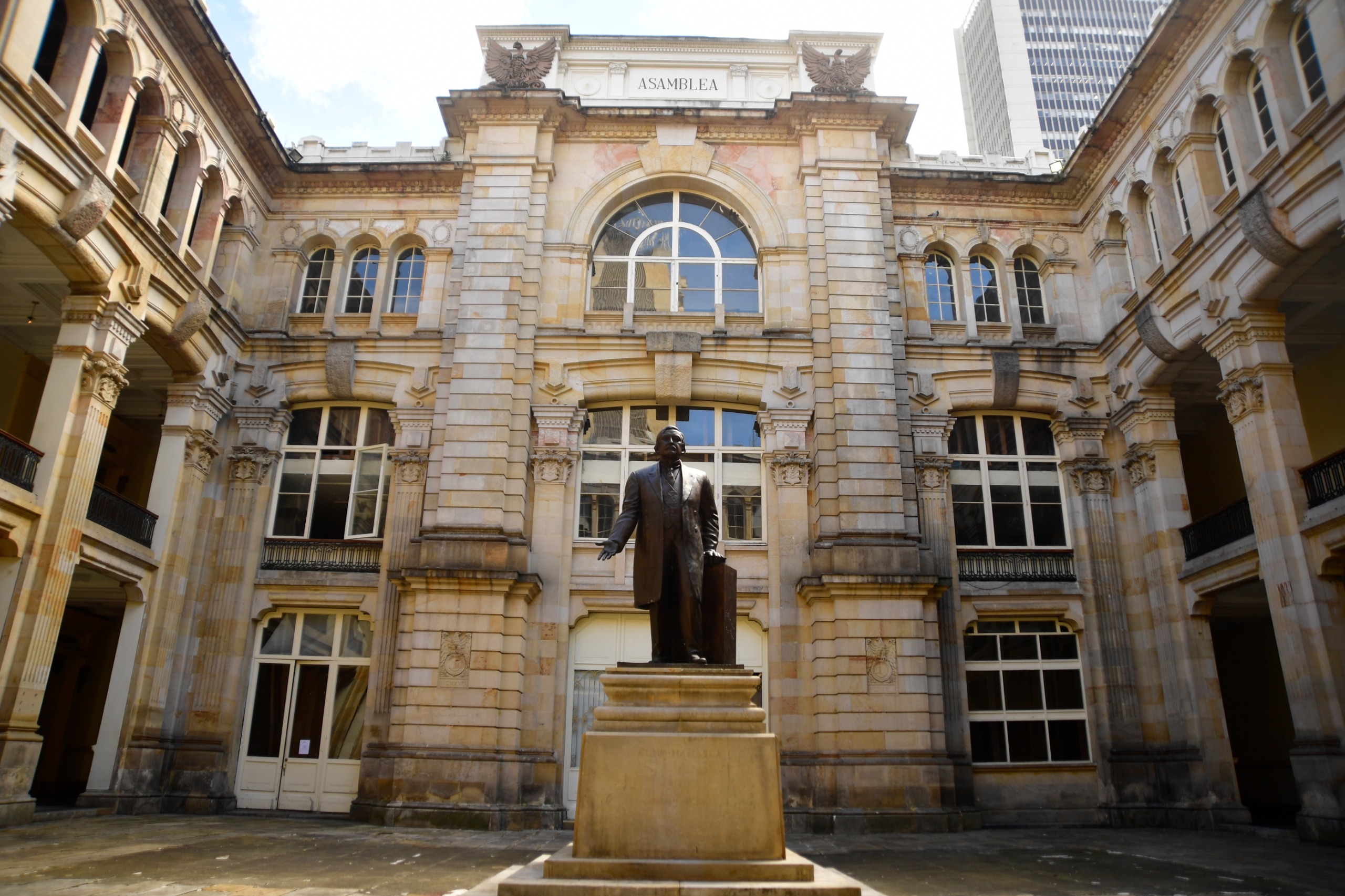 La obra del escultor Gustavo Arcila Uribe, hecha en 1933, está ubicada en uno de los patios del Palacio en donde sesionaba la Asamblea de Cundinamarca.