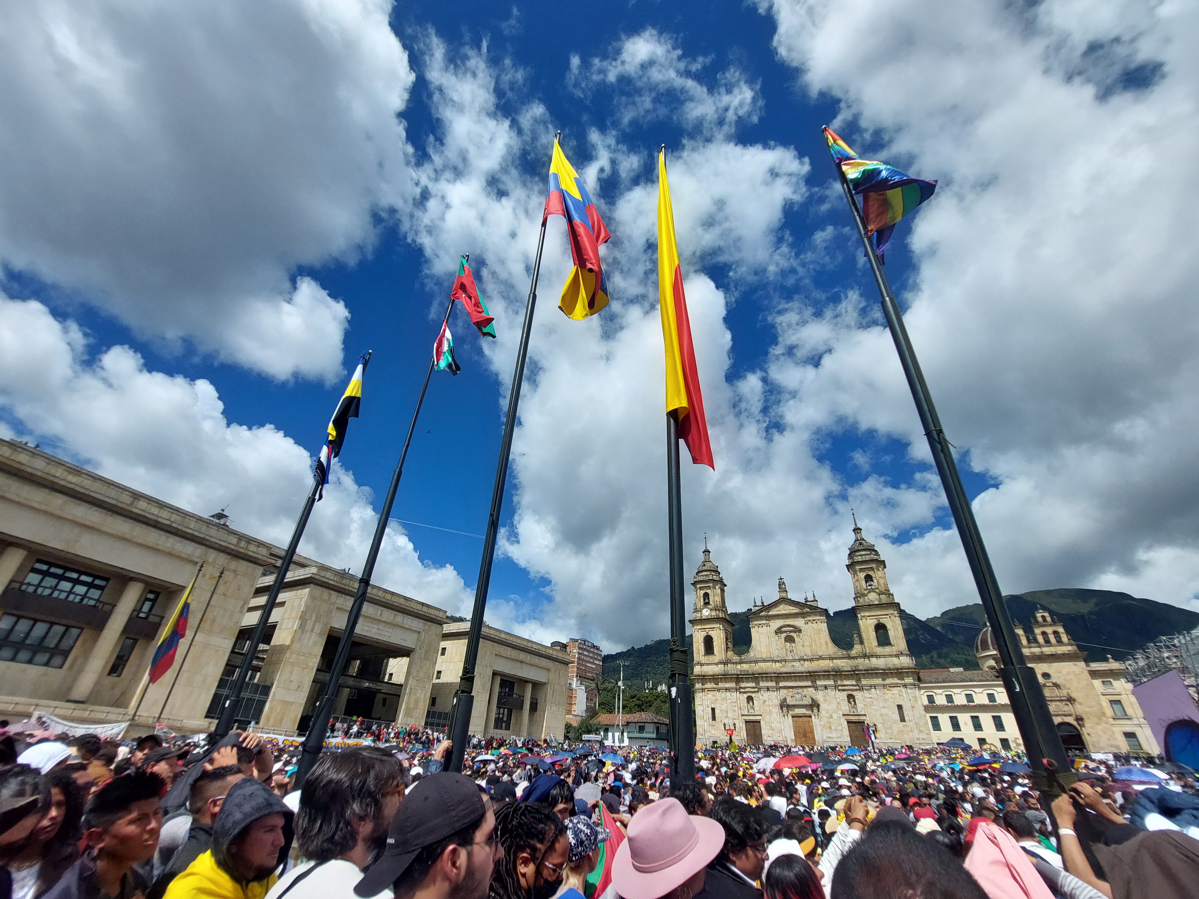 Rostros y rastros conducían a la Plaza de Bolívar, las calles eran un completo carnaval del pueblo, de la Colombia profunda que con orgullo y dignidad por primera vez estaban en un acto tan solemne como el cambio de mando presidencial.
