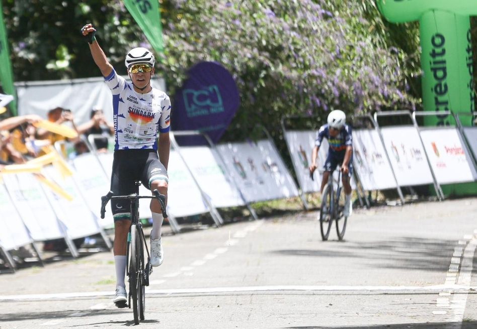 Alejandro Osorio triunfó en la etapa 2 con un impresionante ataque sobre el final