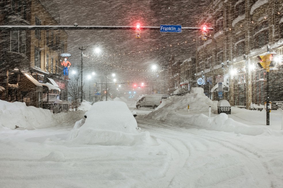 Hochul en rueda de prensa además aseguró que "es claramente la tormenta de nieve del siglo".