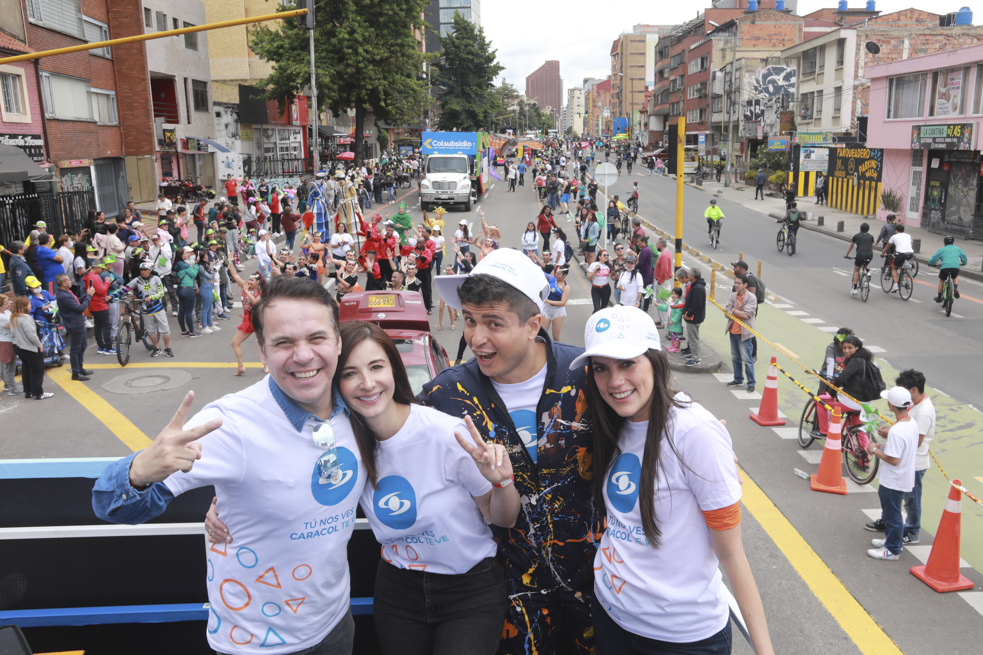 Caminata Por la Solidaridad Carroza caracol
Este Domingo 9 de Octubre el Canal caracol se solidarizó con la caminata por la solidaridad 2022, varios de sus talentos compartieron por varias horas con los transeúntes del recorrido que por tantos años se solidariza con los más necesitados.