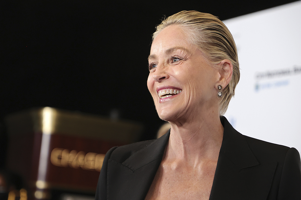 Sharon Stone, de 65 años, tiene novio rapero y enmascarado 38 años menor