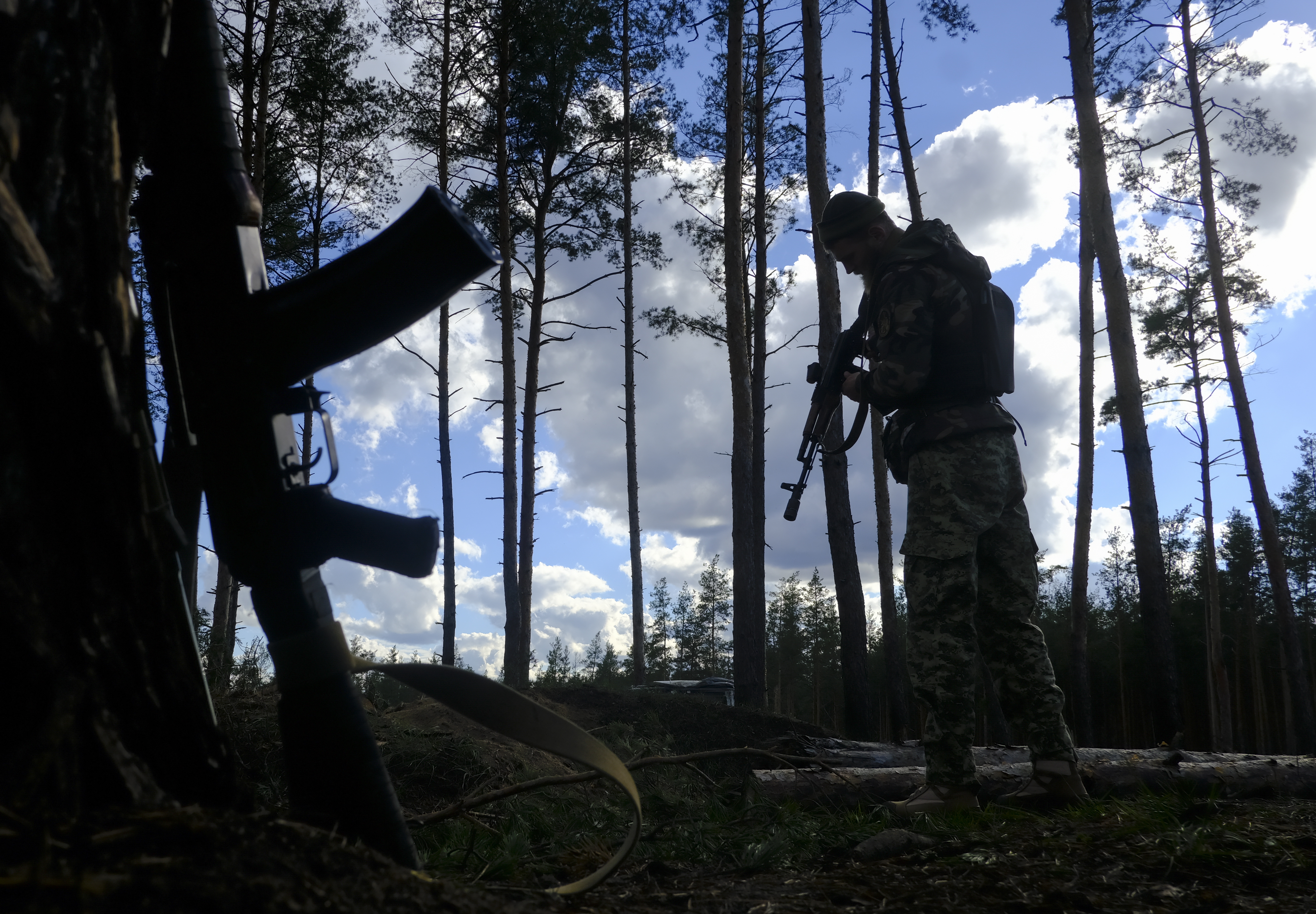 Donetsk (Ukraine), 04/10/2022.- A Ukrainian serviceman checks his weapon near the recently recaptured city of Lyman, Donetsk area, eastern Ukraine, 04 October 2022 (issued 05 October 2022), amid Russia's invasion. The Ukrainian army pushed Russian troops from occupied territory in the northeast of the country in a counterattack. Russian troops entered Ukraine on 24 February 2022 starting a conflict that has provoked destruction and a humanitarian crisis. (Atentado, Rusia, Ucrania) EFE/EPA/GEORGE IVANCHENKO