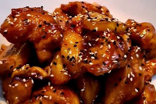 Chicharrones de pollo con salsa melosa