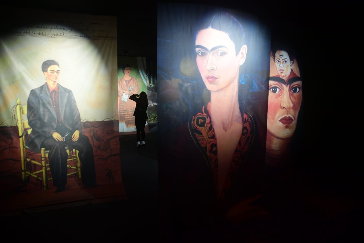 En una de las salas de la exposición sobre Frida Kahlo, se exhiben algunos de los autorretratos de la artista, entre ellos uno que pintó meses después de divorciarse de Diego Rivera, en donde lleva el cabello corto y un traje gris. “Mira que si te quise fue por el pelo, ahora que estás pelona, ya no te quiero”, se lee en la parte superior de la imagen.