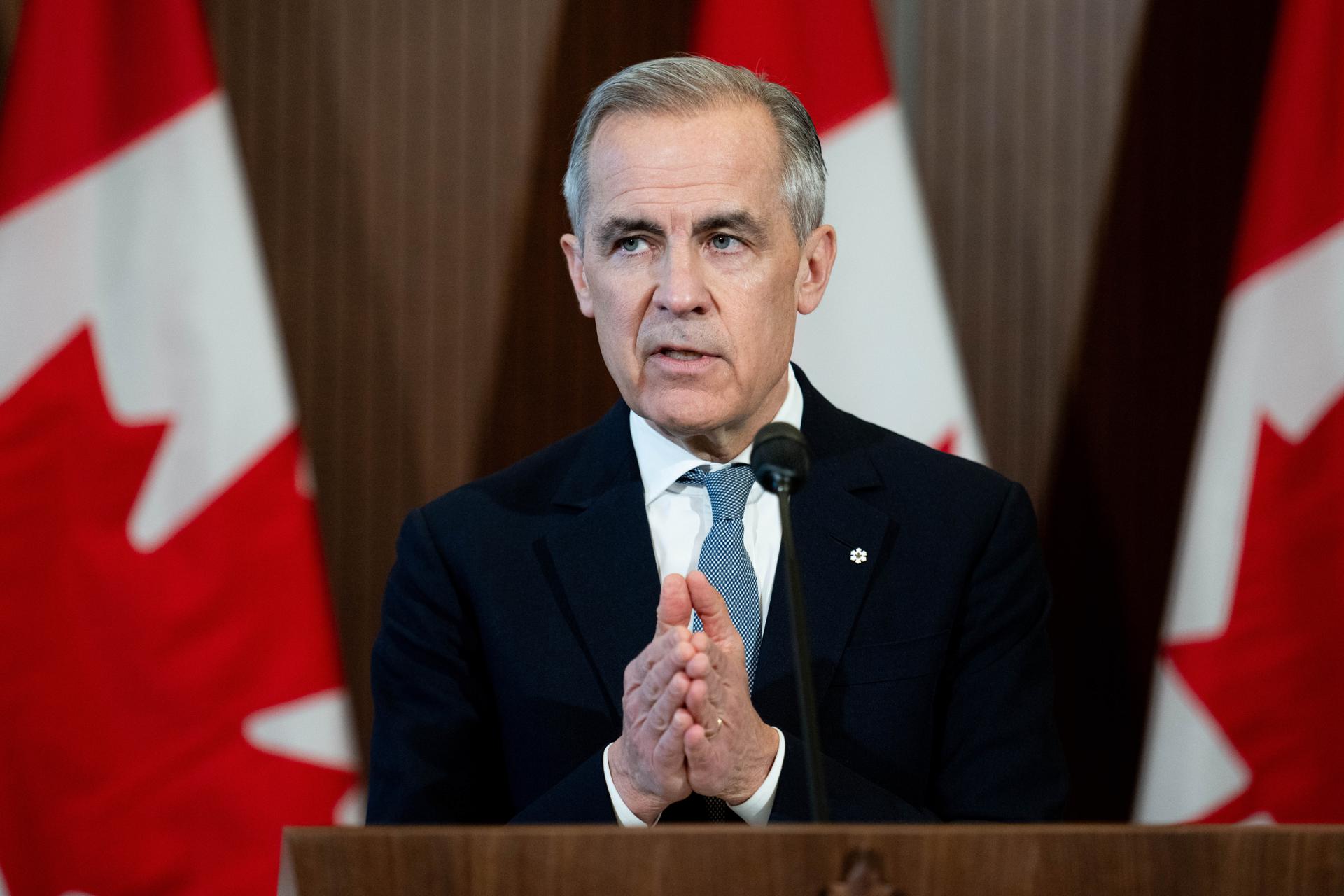 SPC106. BOGOTÁ (COLOMBIA), 23/04/2025.- Fotografía de archivo fechada el 27 de marzo de 2025 que muestra al primer ministro canadiense Mark Carney, hablando en conferencia de prensa sobre los aranceles propuestos por Estados Unidos en Parliament Hill en Ottawa (Canadá). Carney, exgobernador del Banco de Canadá y del Banco de Inglaterra, y que asumió el liderazgo del Partido Liberal y la jefatura del gobierno canadiense en marzo de 2025, tras la renuncia de Justin Trudeau, se ha convertido a marchas forzadas en el símbolo de la soberanía de Canadá ante las amenazas expansionistas de Donald Trump. EFE/EPA/ Spencer Colby /ARCHIVO