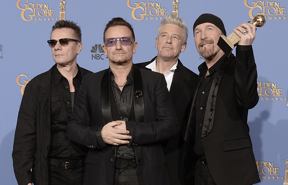 Bono, The Edge y Adam Clayton presuntamente habrían compartido con la población y otorgado ayudas y regalos a la comunidad indígena que habita la zona. 