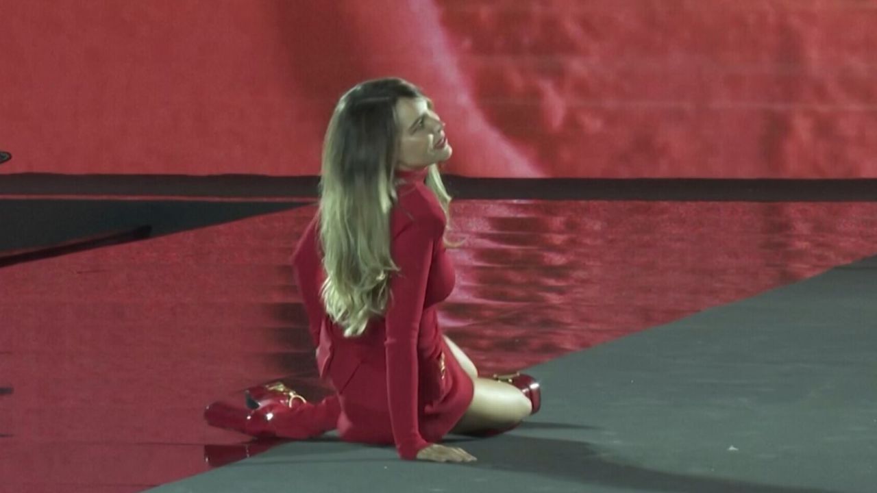 Belinda se cayó en plena pasarela en París. Anitta fue a rescatarla (video)
