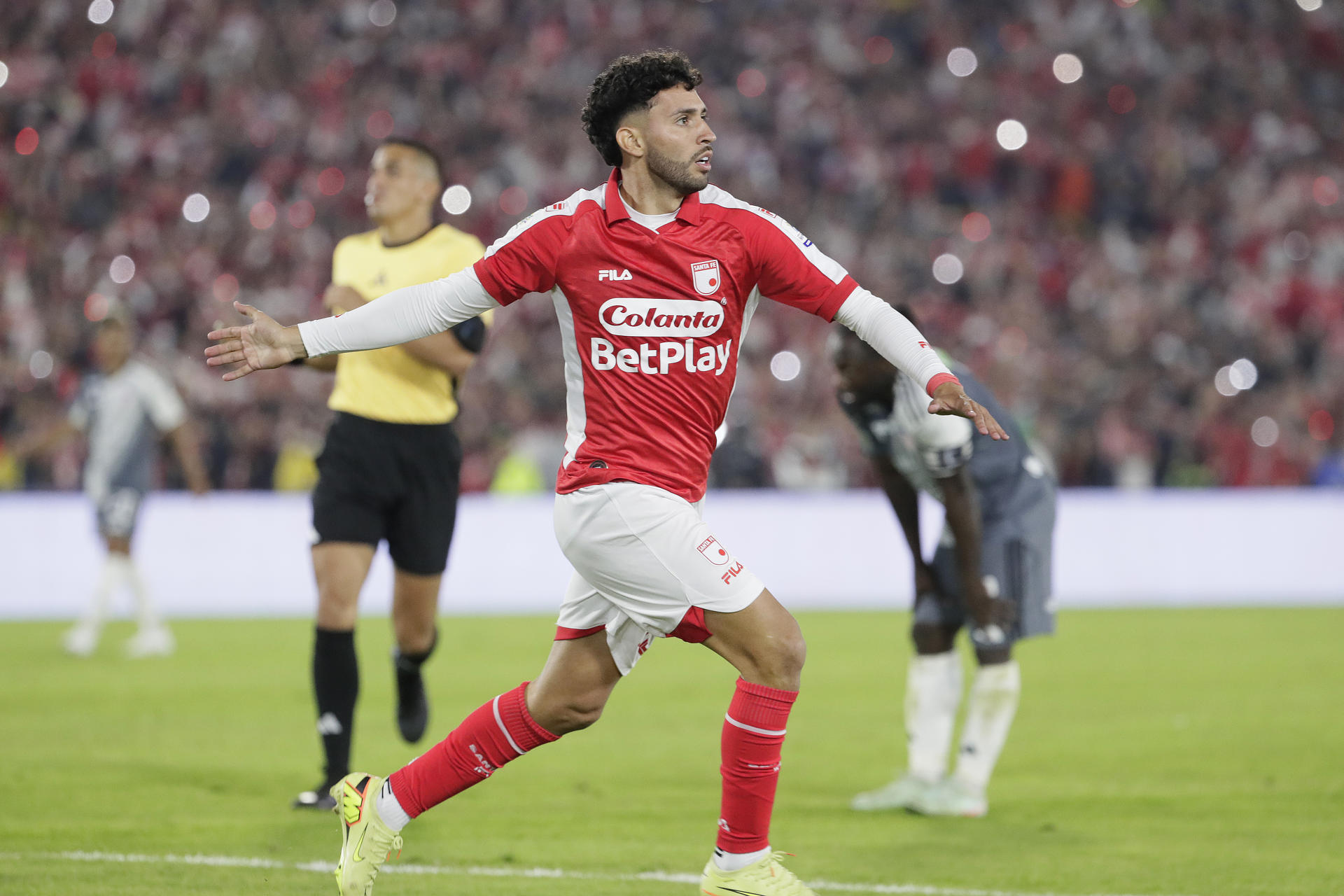 AME7331. BOGOTÁ (COLOMBIA), 21/01/2026.- Nahuel Bustos (c) de Santa Fe celebra un gol este miércoles, en la final de la Superliga colombiana entre Santa Fe y Junior en el estadio El Campín en Bogotá (Colombia). EFE/ Carlos Ortega
