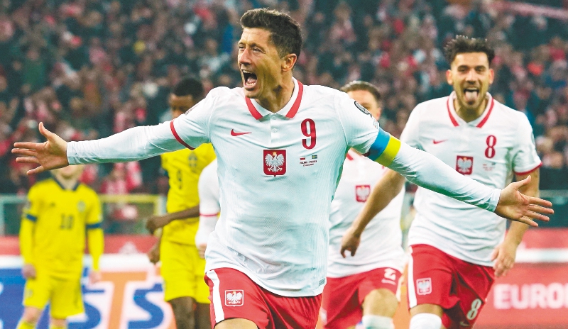 Robert Lewandowski celebra el paso de Polonia a Catar 2022 (Photo by JANEK SKARZYNSKI / AFP)
