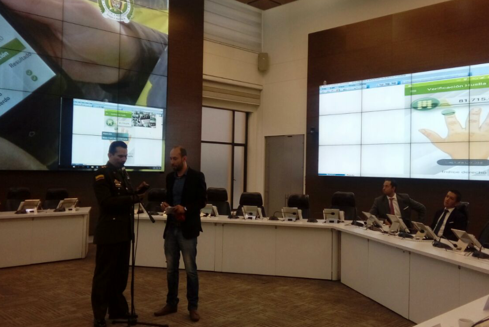 Policía firma convenio para identificar a colombianos con datos dactilares
