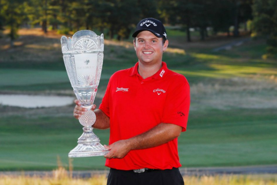 El golfista estadounidense Patrick Reed con el trofeo del The Barclays. /AFP