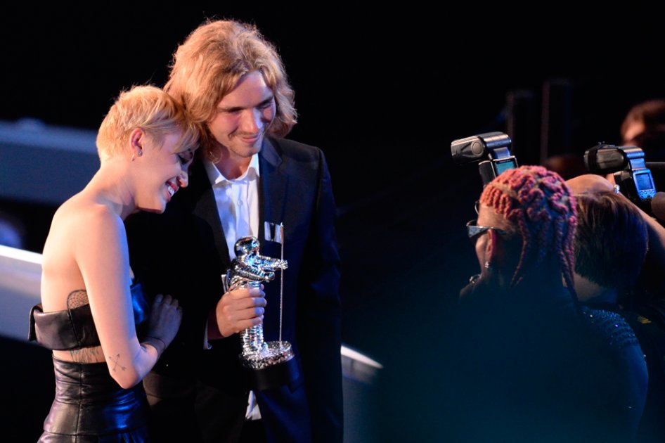 Miley Cyrus y Jesse Helt en los MTV 2014.