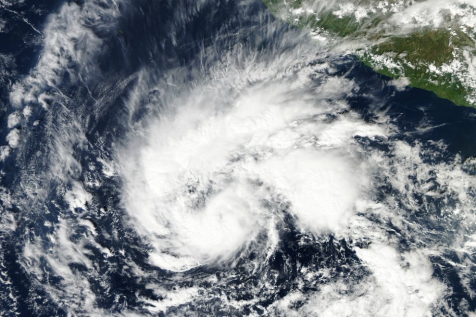 Huracán Sandra sigue ganando fuerza en el Pacífico