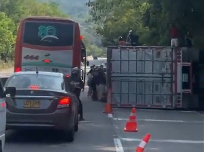 Saquearon camión que se volcó sobre la vía Villeta-La Vega, en Cundinamarca
