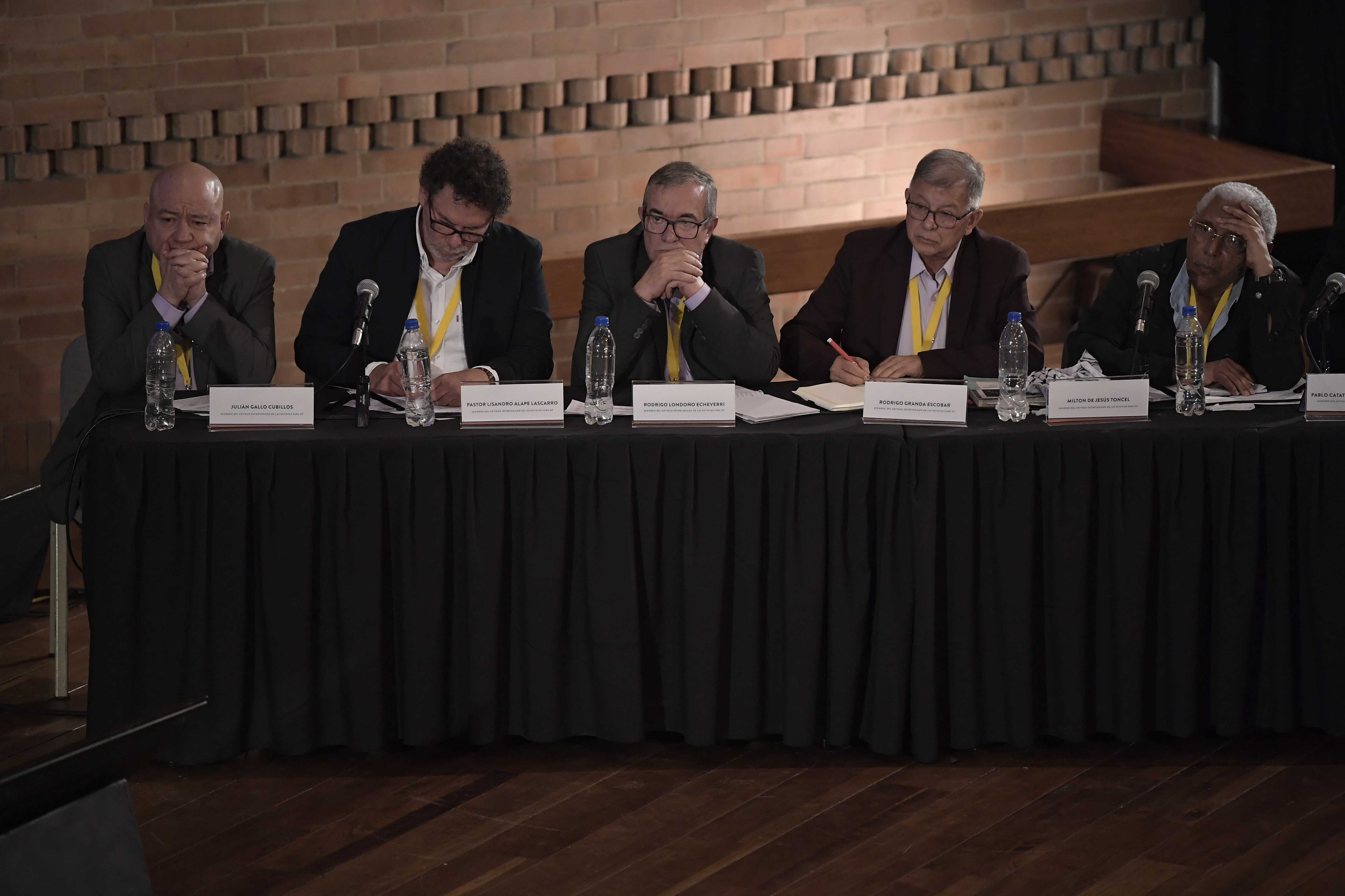 Julián Gallo Cubillos, Pastor Alape, Rodrigo Londoño, Rodrigo Granda, Milton de Jesús Toncel, Pablo Catatumbo y Jaime Alberto Parra, miembros del antiguo secretariado de la extinta guerrilla Farc, admitiendo su responsabilidad por los miles de secuestros durante la primer jornada de audiencias de reconocimiento ante víctimas y Magistrados de la JEP.