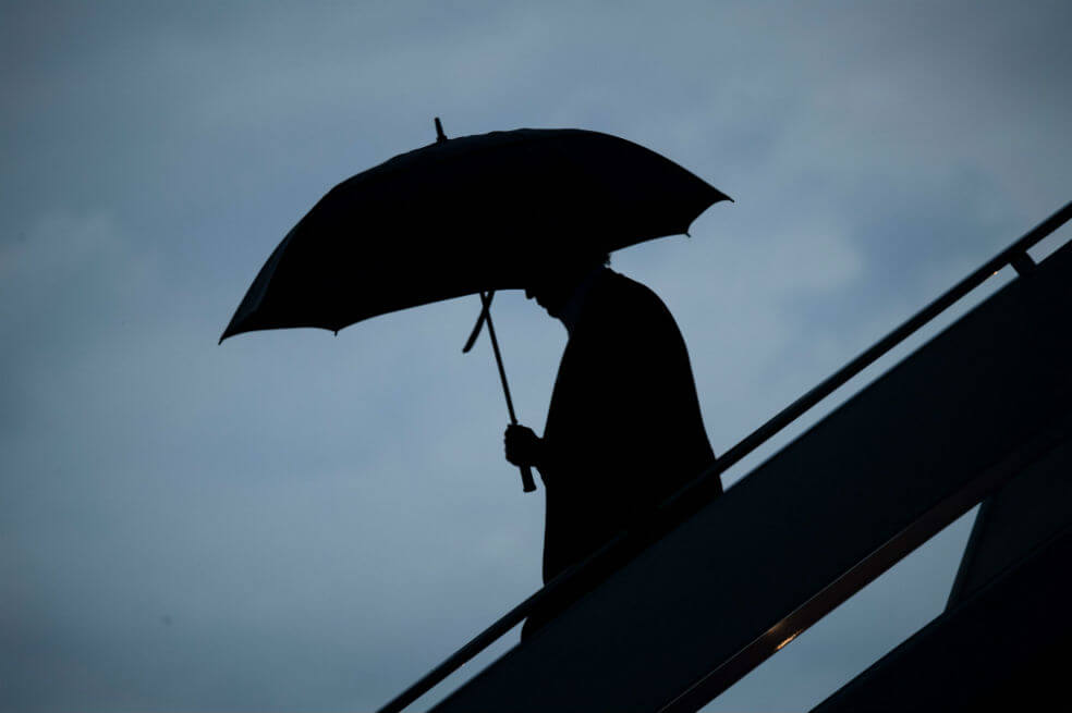 El presidente de Estados Unidos Donald Trump viajó recientemente a Japón en donde anticipó un posible acuerdo comercial entre los dos países. Sin embargo, a su vez sostiene una guerra con otro gigante de la región: China. / AFP