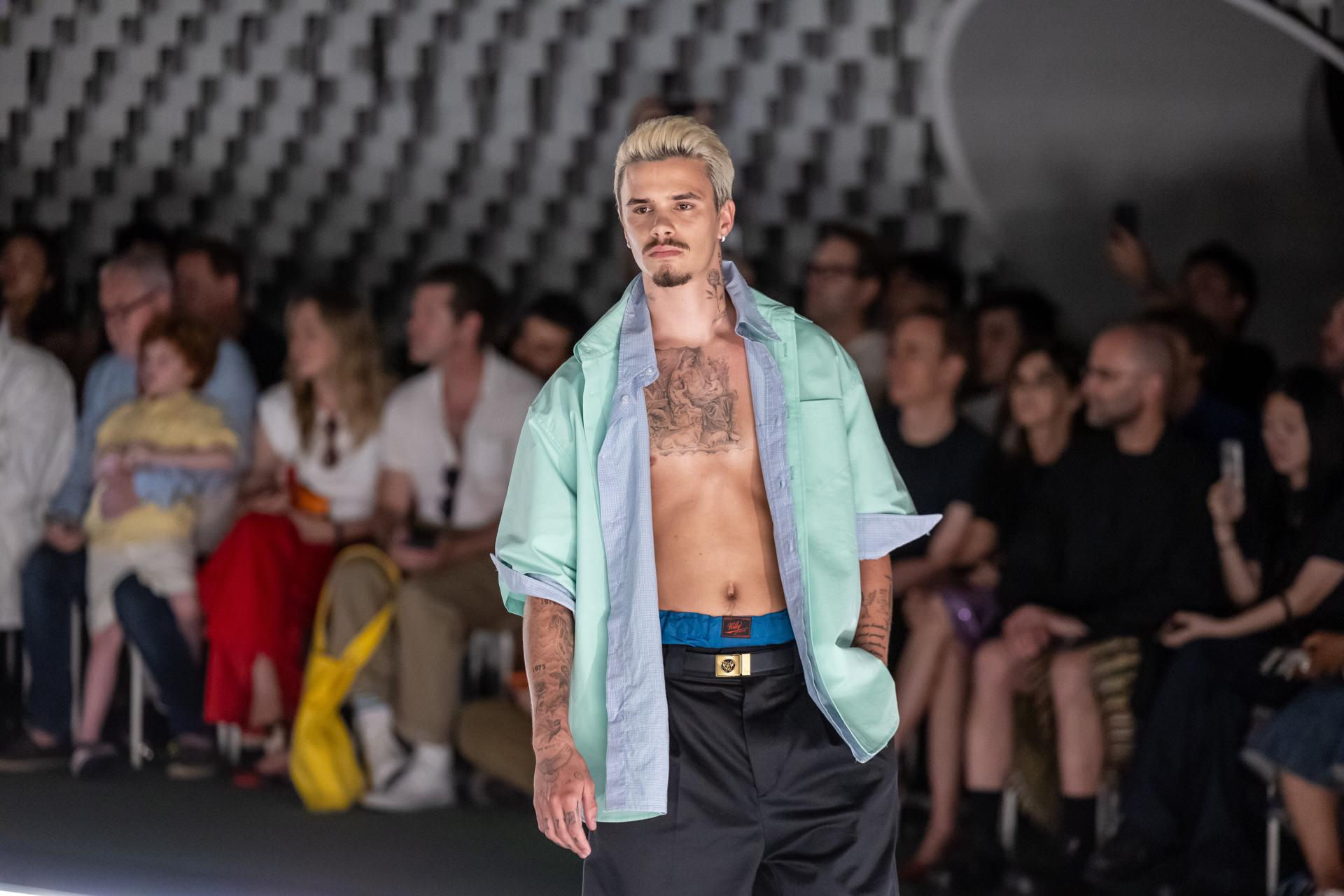 En fotos: Romeo, hijo de los Beckham, desfiló en París para Willy Chavarría