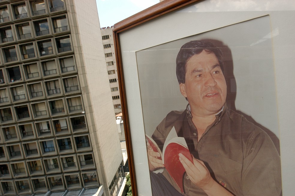 El abogado Jesús María Valle fue asesinado el 27 de febrero de 1998, en Medellín. Dos sicarios lo balearon en su oficina, en el centro de la ciudad.
