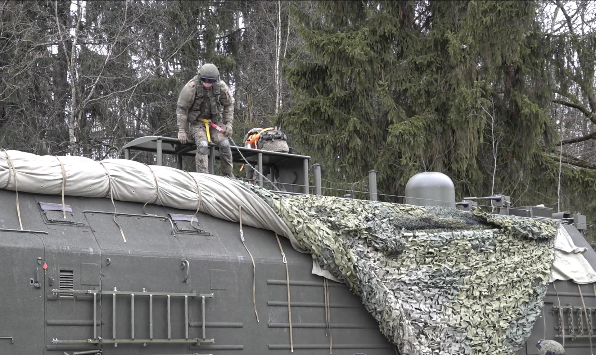 UNDISCLOSED (Belarus), 30/12/2025.- A handout still image taken from video provided on 30 December 2025 by the Russian Defence ministry press-service shows a unit equipped with the Russian 'Oreshnik' mobile ground-based missile system that began combat duty in an undisclosed location in Belarus. 'The Oreshnik missile division began performing combat duty tasks in designated areas in the country', the Ministry of Defense of Belarus said in a statement. (Bielorrusia, Rusia) EFE/EPA/RUSSIAN DEFENCE MINISTRY PRESS SERVICE HANDOUT HANDOUT EDITORIAL USE ONLY/NO SALES
