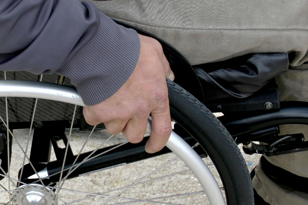 Hombre de 63 años en silla de ruedas fue arrollado por un camión en Bogotá