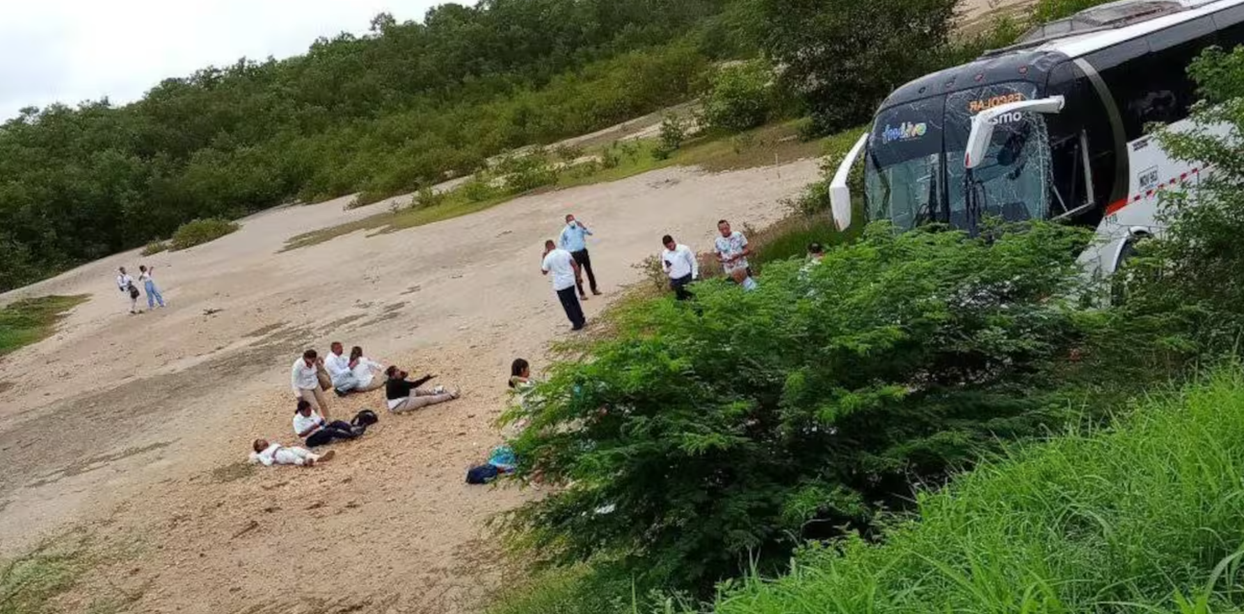 Accidente de un bus en vía a Barú (Cartagena) dejo un muerto y varios heridos