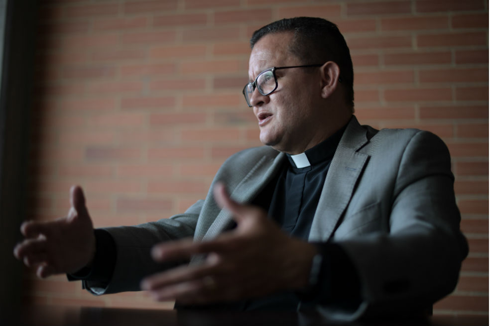 El rector general de la universidad Minuto de Dios, el Padre Harold de Jesús Castilla. / Óscar Pérez - El Espectador