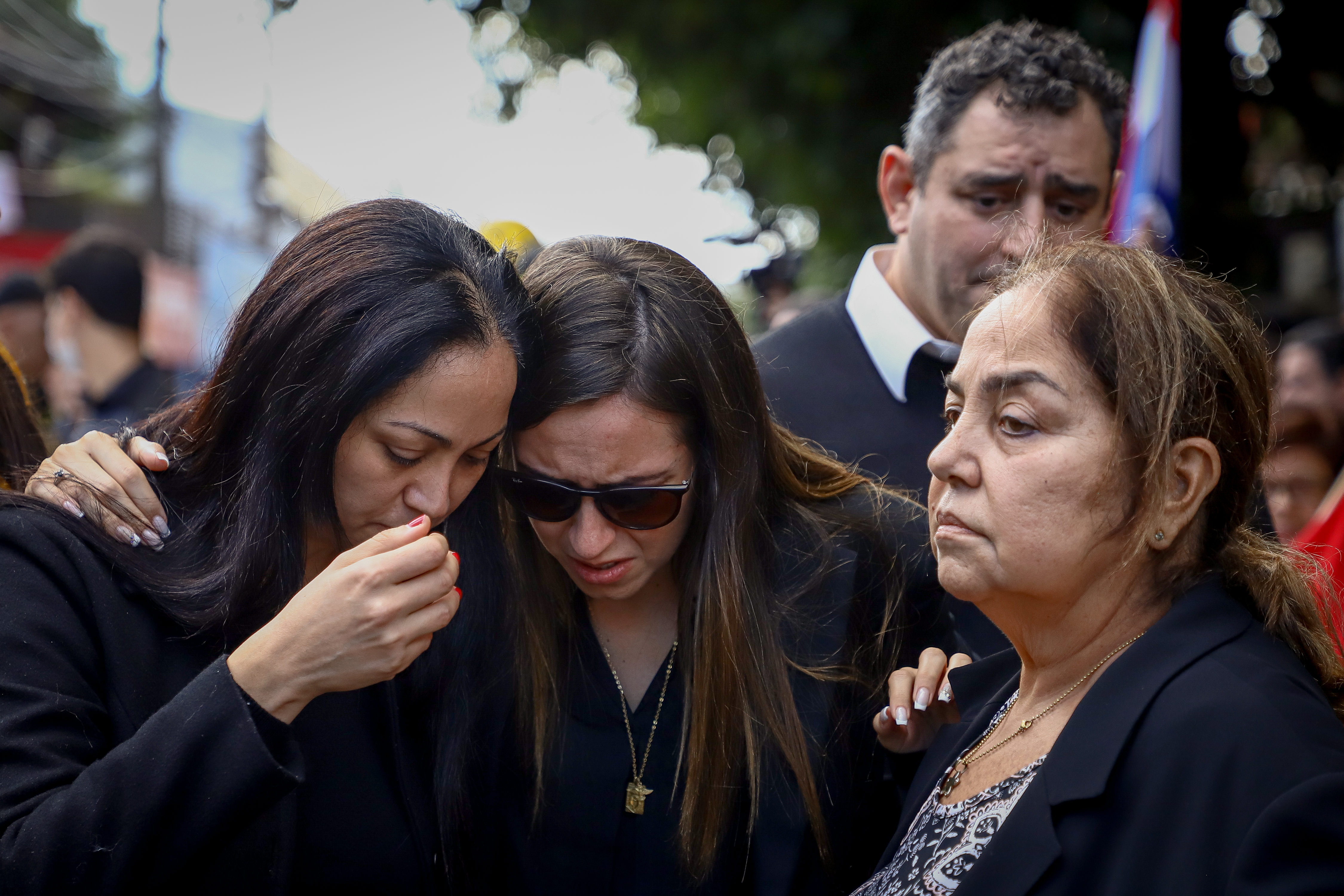 AME9535. ASUNCIÓN (PARAGUAY), 15/05/2022.- (i-d) Mónica Pecci, Claudia Pecci y Maricel Albertini, hermana, esposa y madre del asesinado fiscal Marcelo Pecci, se lamentan hoy frente a la sede del Club Guaraní en Asunción (Paraguay). Marcelo Pecci, el fiscal asesinado en Colombia y a quien este domingo despiden los paraguayos, se erigió públicamente en implacable contra el delito, pero para sus allegados era el hombre de buen humor, apasionado por el fútbol y la aviación. Asimismo, dirigentes, futbolistas y fanáticos del Club Guarani le rinden un homenaje al fiscal Pecci en la sede del club. EFE/ Nathalia Aguilar