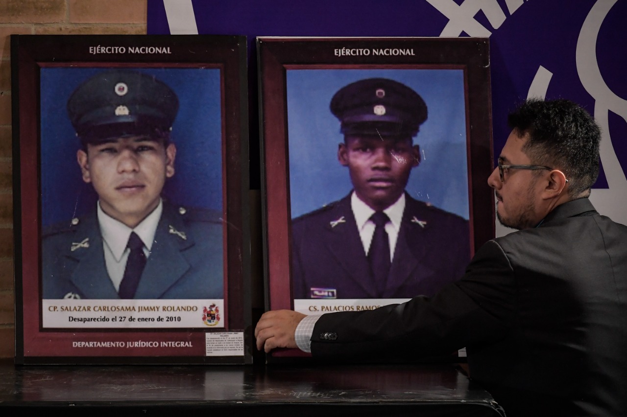 En la Biblioteca Virgilio Barco de Bogotá, donde se realizó la primera audiencia, el recinto estuvo decorado en memoria de las víctimas que nunca volvieron del secuestro.