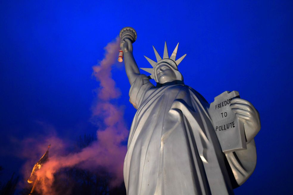 Una réplica de la estatua de la Libertad se exhibió en Alemania para criticar la postura de Estados Unidos frente a las negociaciones de cambio climático. / AFP