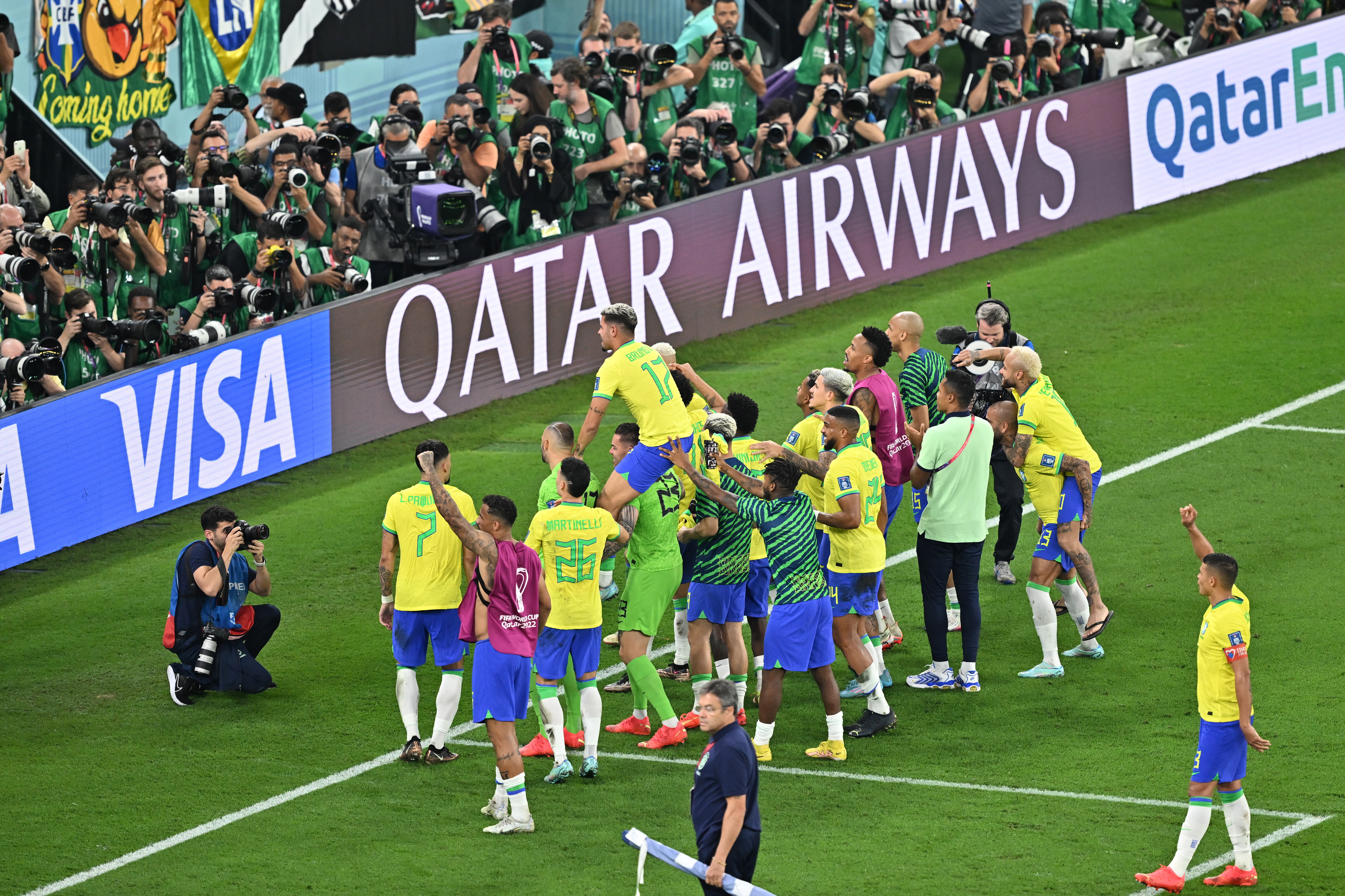 Doha (Qatar), 05/12/2022.- Players of Brazil cheer their fans after the FIFA World Cup 2022 round of 16 soccer match between Brazil and South Korea at Stadium 974 in Doha, Qatar, 05 December 2022. (Mundial de Fútbol, Brasil, Corea del Sur, Catar) EFE/EPA/Noushad Thekkayil