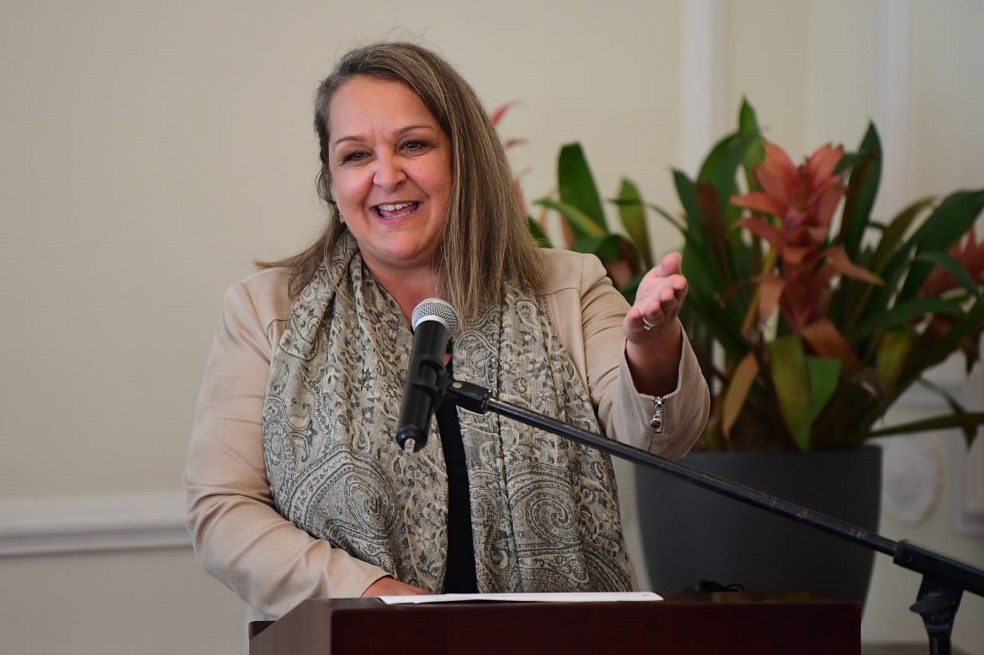 Marianick Tremblay, embajadora de Canadá en Colombia, fue la encargada de entregar el galardón del primer lugar del premio Camina.