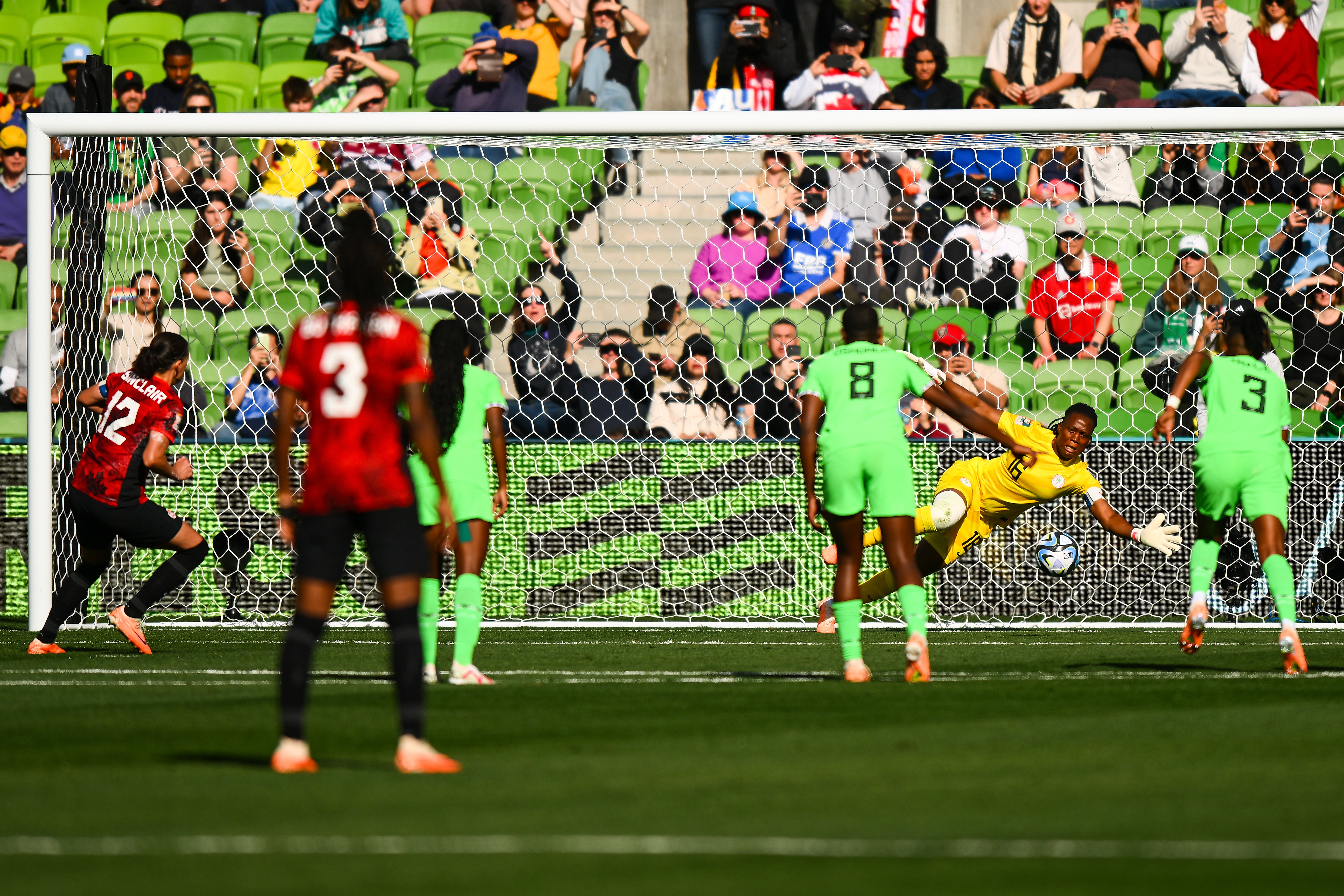 Melbourne (Australia), 21/07/2023.- Chiamaka Nnadozie (2-R) of Nigeria saves a penality against Christine Sinclair of Canada during the FIFA Women's World Cup 2023 soccer match between Nigeria and Canada at Melbourne Rectangular Stadium in Melbourne, Australia, 21 July 2023. (Mundial de Fútbol) EFE/EPA/MORGAN HANCOCK AUSTRALIA AND NEW ZEALAND OUT