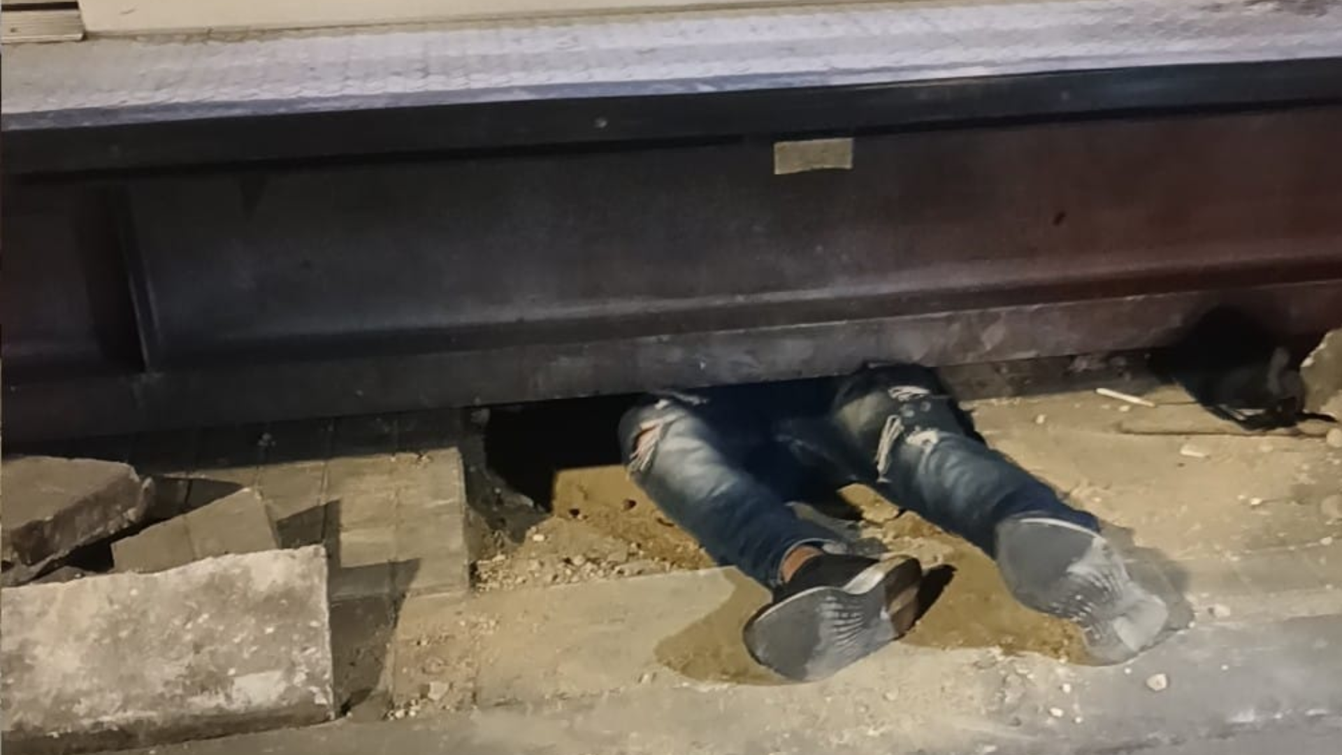 Delincuente quedó atrapado en estación de Transmilenio cuando hurtaba cobre