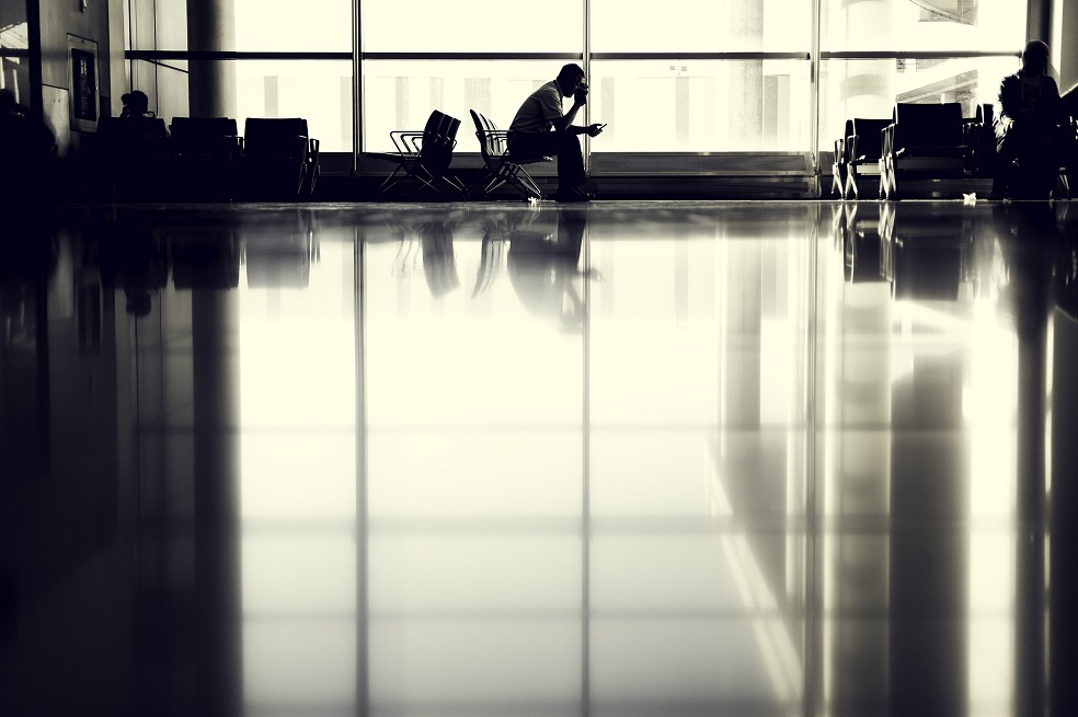 El hombre que se hizo millonario usando un teléfono público en un aeropuerto